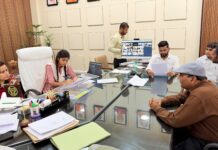 पायल दीक्षित बनीं एक दिन की प्रतीकात्मक जिलाधिकारी, छह फरियादियों की सुनीं समस्याएं