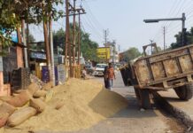 ऊंची-नीची सड़क पर पलटी धान से भरी ट्रैक्टर-ट्रॉलीहादसे में बाल-बाच तीन