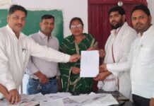 कायमगंज विधानसभा क्षेत्र के शमशाबाद में विभिन्न मतदान केंद्रों पर सपा ने मतदाता सूची जांची