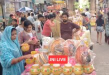 करवाचौथ को लेकर बाजारों में उमड़ी सुहागिनों की भीड़