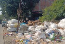 लाल गेट-कादरी गेट रोड पर कबाड़ के ढेर, हादसे का खतरा