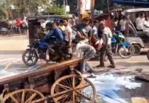तेज रफ्तार ई-रिक्शा की टक्कर से सड़क पर फैला एक कुंतल दूध, मची अफरा-तफरी